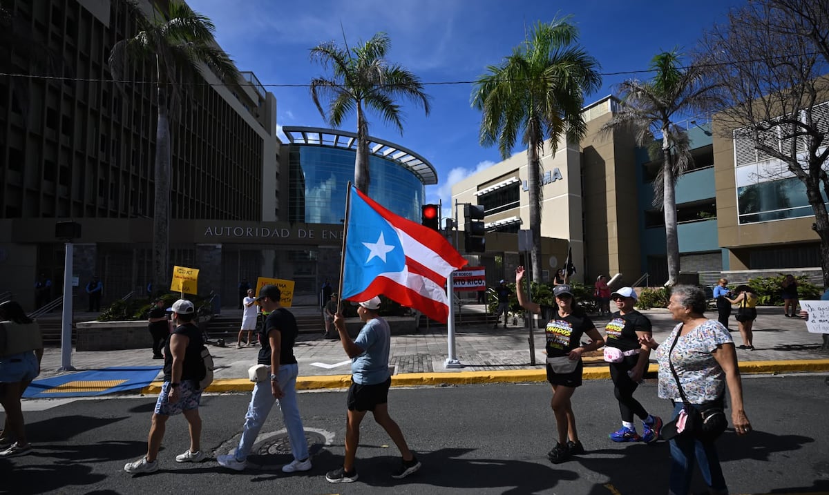 Ciudadanos protestan frente a LUMA Energy en Santurce por alza en tarifas eléctricas