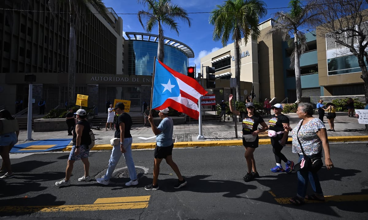 Cientos protestan frente a LUMA Energy en Santurce contra alza récord en factura de luz