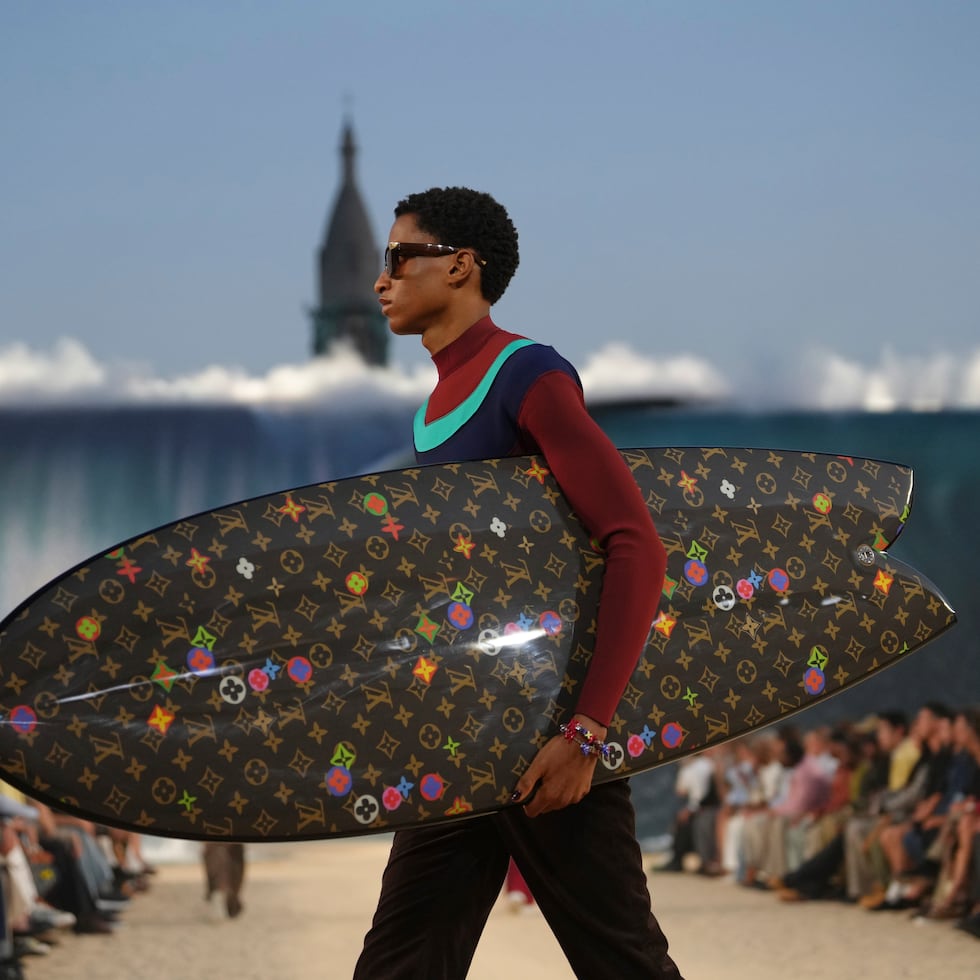 Una modelo luce una prenda de la colección de hombre Primavera-Verano 2027 de Louis Vuitton, presentada en París (Francia) el martes 23 de junio de 2026.