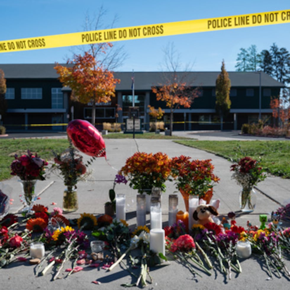 Se ven flores y velas en un memorial improvisado frente a la escuela primaria Silver Rail, en Bend (Oregón), el viernes 16 de octubre de 2026, un día después de un tiroteo mortal. (Foto AP/Joe Kline)