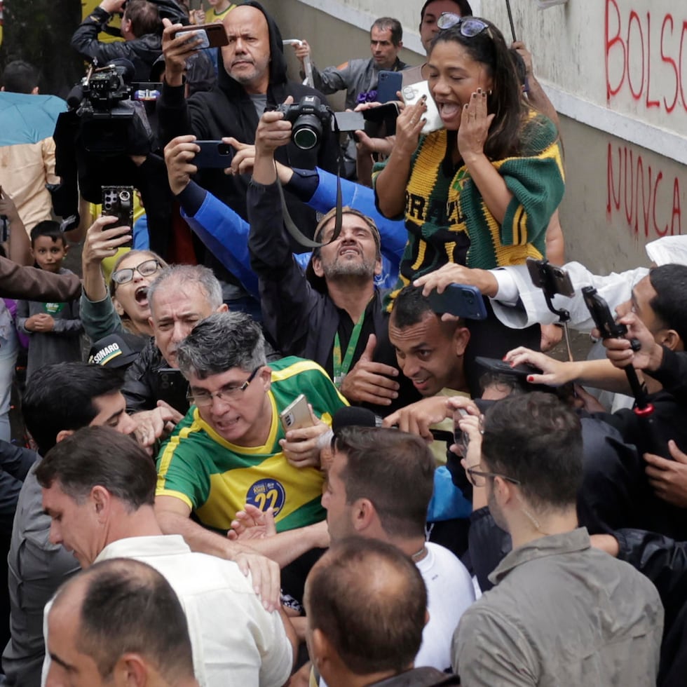 El senador Flávio Bolsonaro saluda a simpatizantes luego de votar este domingo, en la segunda vuelta de las elecciones presidenciales, legislativas y regionales, en Rio de Janeiro.