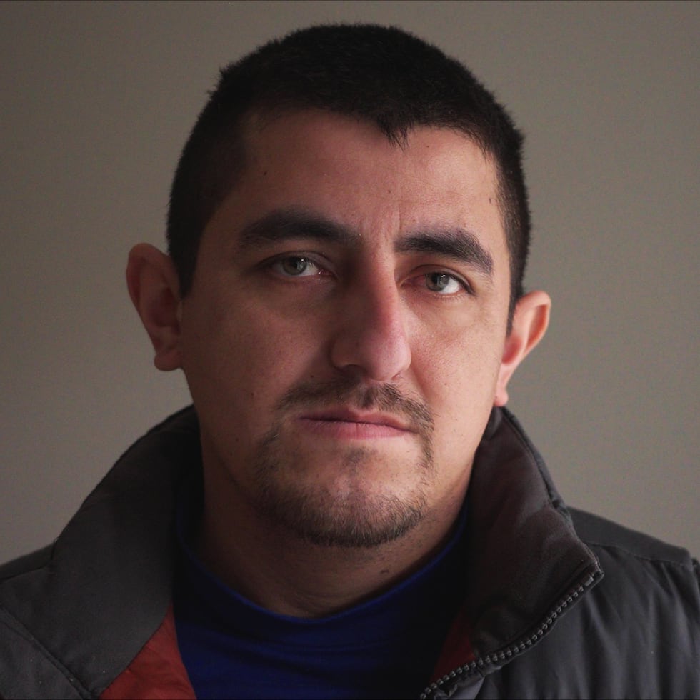 Alberto Castañeda Mondragón posa para una fotografía en un apartamento, el 4 de febrero de 2026, en St. Paul, Minnesota.