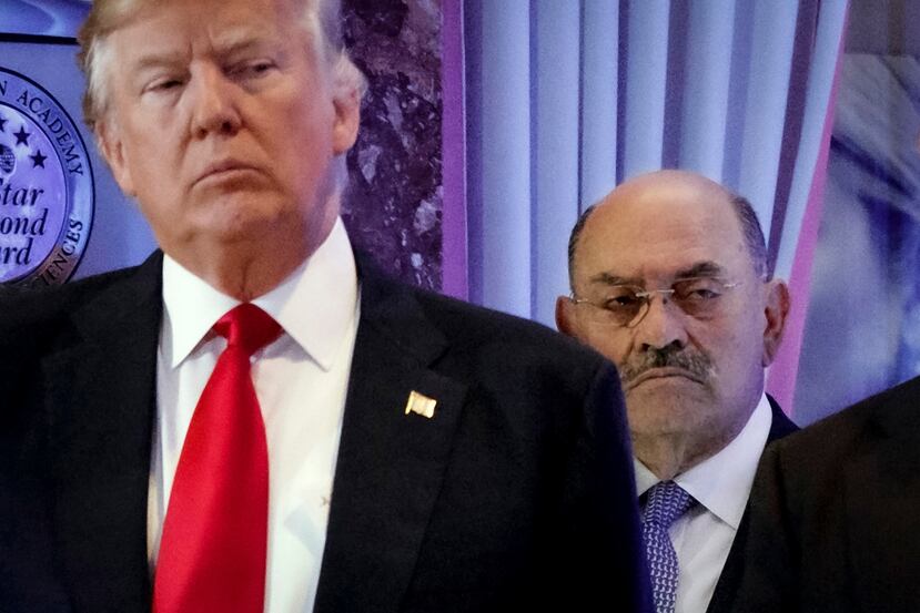 Allen Weisselberg (derecha) se ubica detrás del entonces presidente electo Donald Trumpr en una conferencia de prensa en el vestíbulo de la Trump Tower en Nueva York.