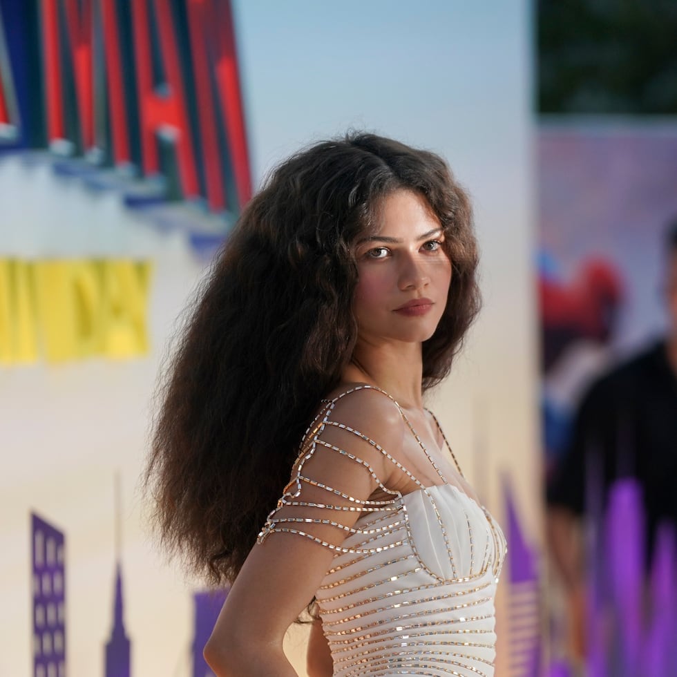 Zendaya lució una joyas de Mouawad y un broche de araña de Keren Wolf a juego.