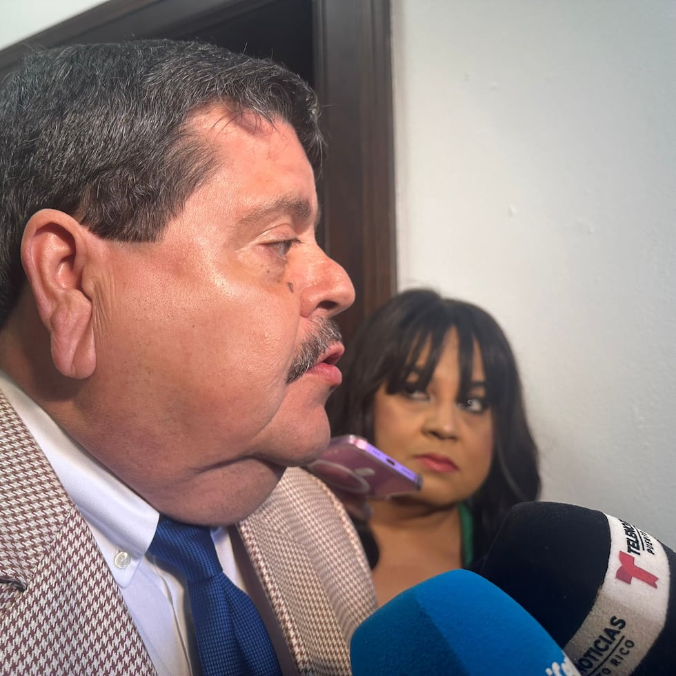 El abogado de Yabucoa Auto Service, Héctor Castro Pérez, llegó solo a la audiencia de la Cámara de Representantes.