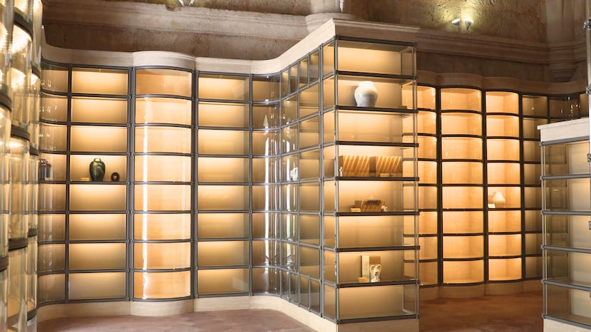 Los columbarios ofrecen espacios individuales o familiares para preservar la memoria de quienes amamos en un lugar de profundo significado y legado.
