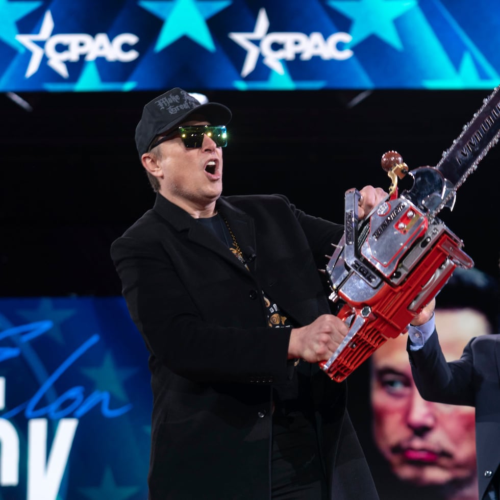 Jenniffer González's administration has yet to pinpoint the impact of last year's federal cuts, which began under the direction of Elon Musk and his "chainsaw" DOGE commission. In the photo, Musk with Argentine President Javier Milei.