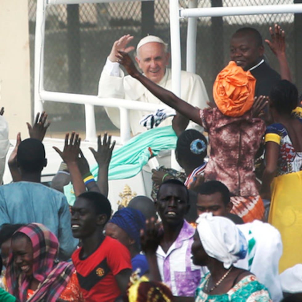ARCHIVO - El Papa Francisco saluda a la multitud con motivo de su visita a la Mezquita Central en el enclave musulmán PK5 de Bangui, República Centroafricana, el 30 de noviembre de 2015. (AP Photo/Jerome Delay, Archivo)
