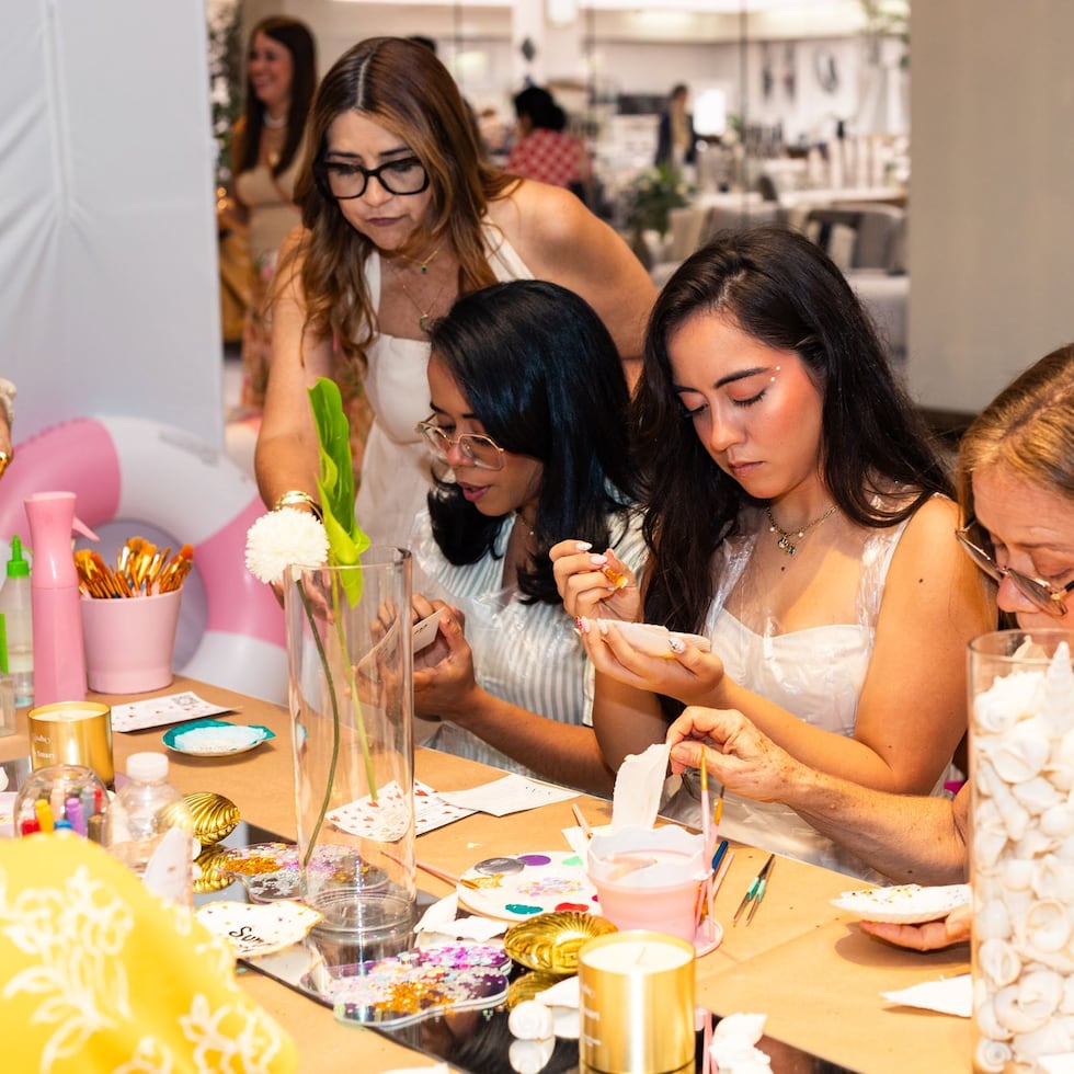 Durante el evento, las asistentes descubrieron la nueva colección y participaron de actividades como personalizar una bandejita joyera de concha junto a Believe by Maritza.