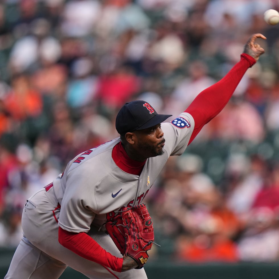 El lanzador de los Red Sox de Boston Aroldis Chapman realiza un lanzamiento durante la novena entrada del partido contra los Orioles de Baltimore.