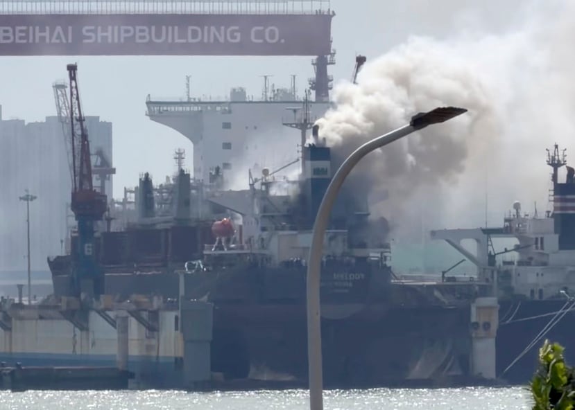 En esta imagen tomada de un video del 10 de septiembre de 2026 y difundida por Qingdaowolin, se ve humo saliendo de un buque de carga que se incendió mientras estaba atracado en un puerto de la ciudad de Qingdao, en la provincia de Shandong, en el este de China. (Qingdaowolin vía AP)