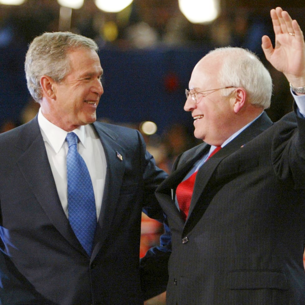 Una figura controvertida como pocas, Cheney (1941-2025) murió la noche de este lunes a los 84 años por complicaciones de una neumonía y problemas cardiovasculares, reveló este martes su familia.