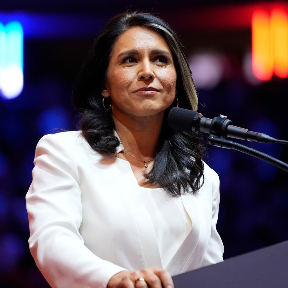 Tulsi Gabbard pronuncia un discurso en un acto de campaña del candidato presidencial republicano Donald Trump.