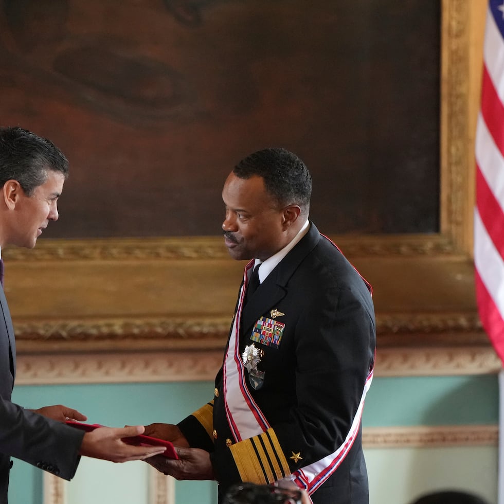 El presidente de Paraguay, Santiago Peña, reconoce al almirante de la Marina Alvin Holsey, comandante del Comando Sur de Estados Unidos. (foto de archivo)