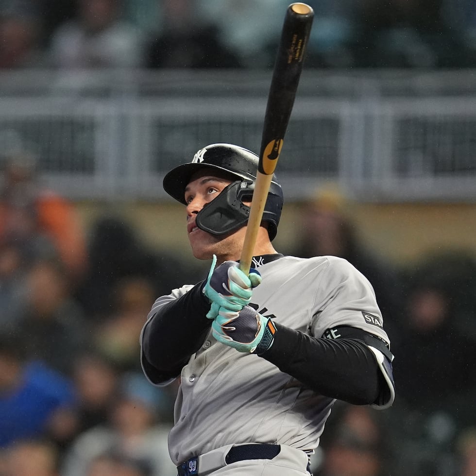 Aaron Judge observa el vuelo de la pelota tras al gran batazo que coronó una octava entrada de seis anotaciones.