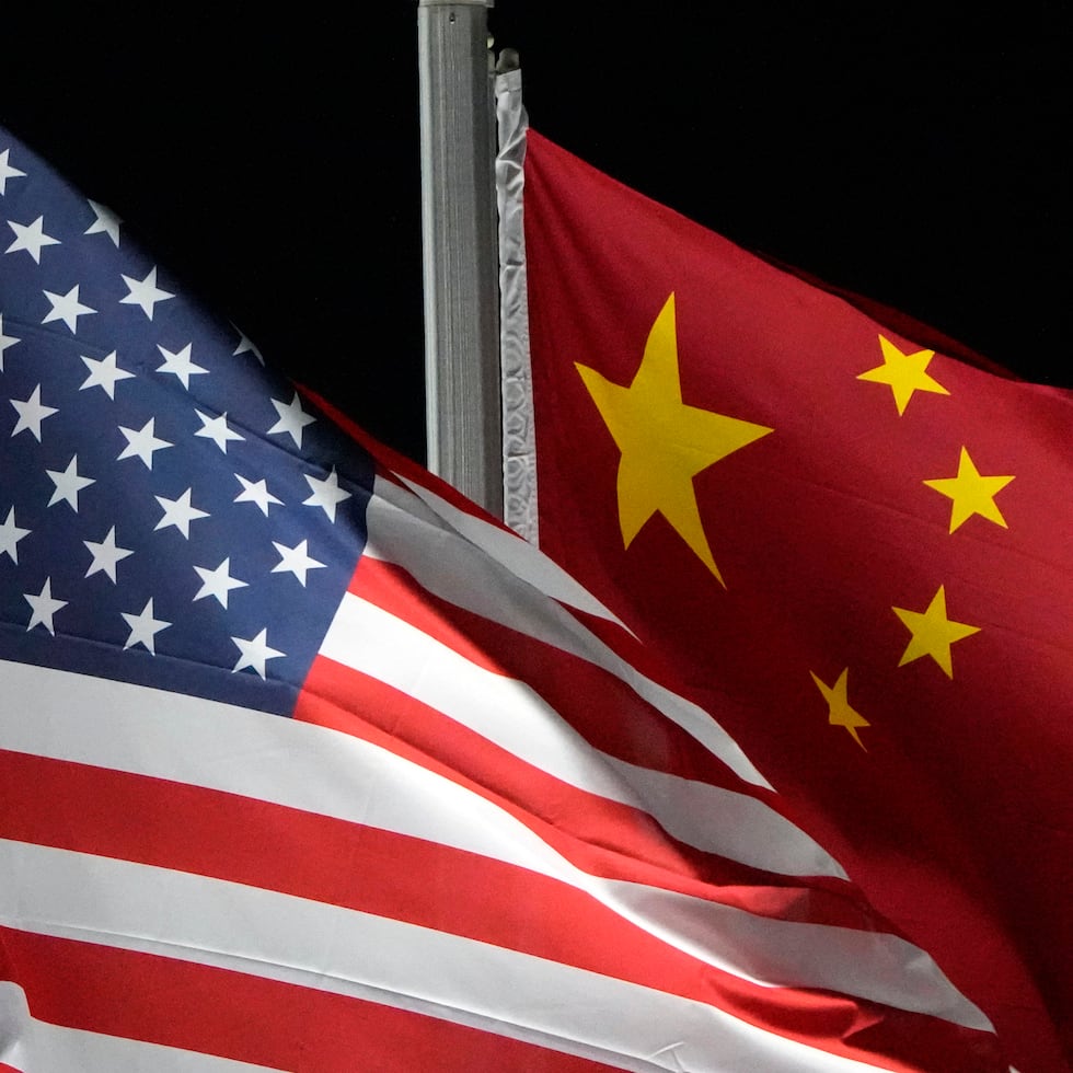 Las banderas de Estados Unidos (izquierda) y China ondean juntas antes de una competición de los Juegos Olímpicos de Invierno de 2022, en Zhangjiakou, China.