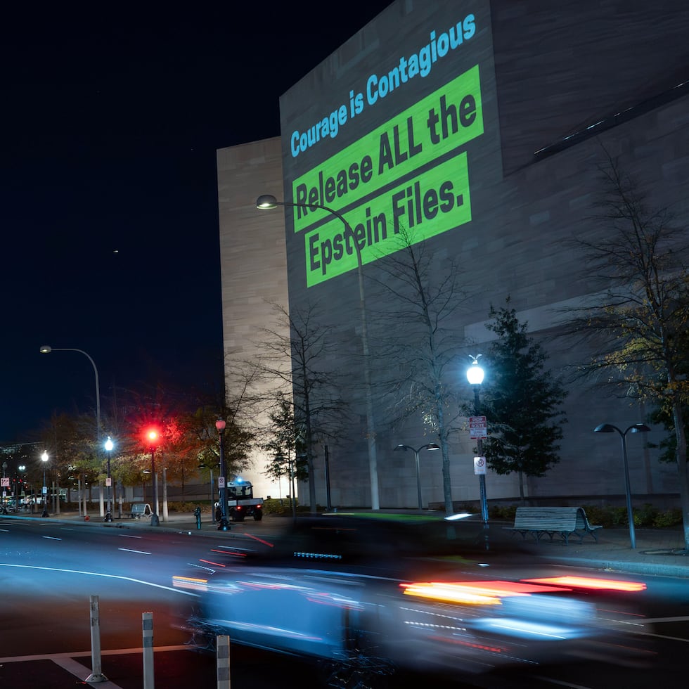 Una proyección titulada "Un mundo sin explotación" se ve en el muro de la Galería Nacional de Arte pidiendo al Congreso que vote a favor de la Ley de Transparencia de los Archivos Epstein en Washington, el lunes 17 de noviembre de 2025.