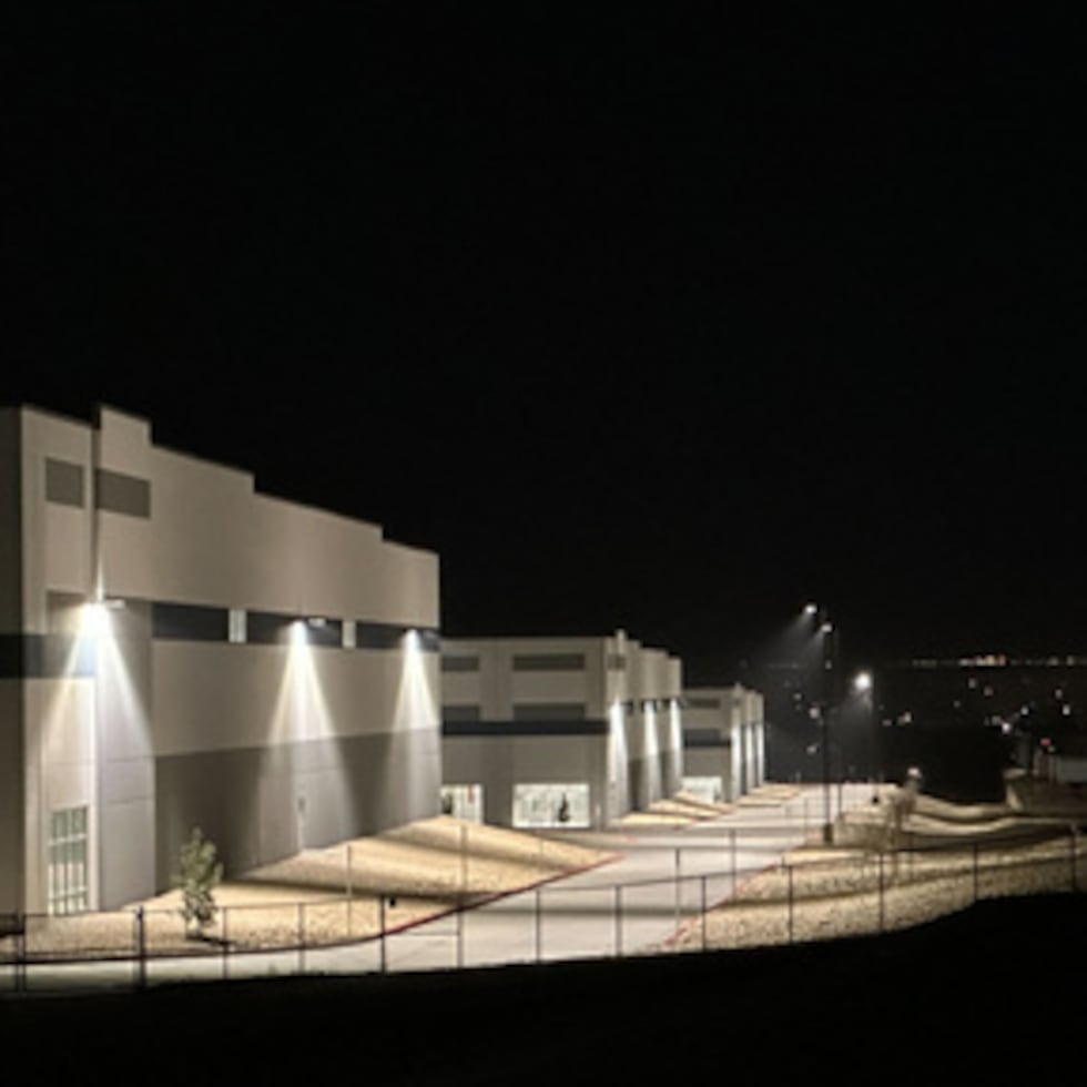 ARCHIVO - Un enorme almacén de 826 780 pies cuadrados se ve iluminado el 12 de febrero de 2026 en Socorro, un municipio de las afueras de El Paso (Texas), que ha sido adquirido recientemente por el Departamento de Seguridad Nacional de EE. UU. por 122,8 millones de dólares. (Foto AP/Morgan Lee, archivo)