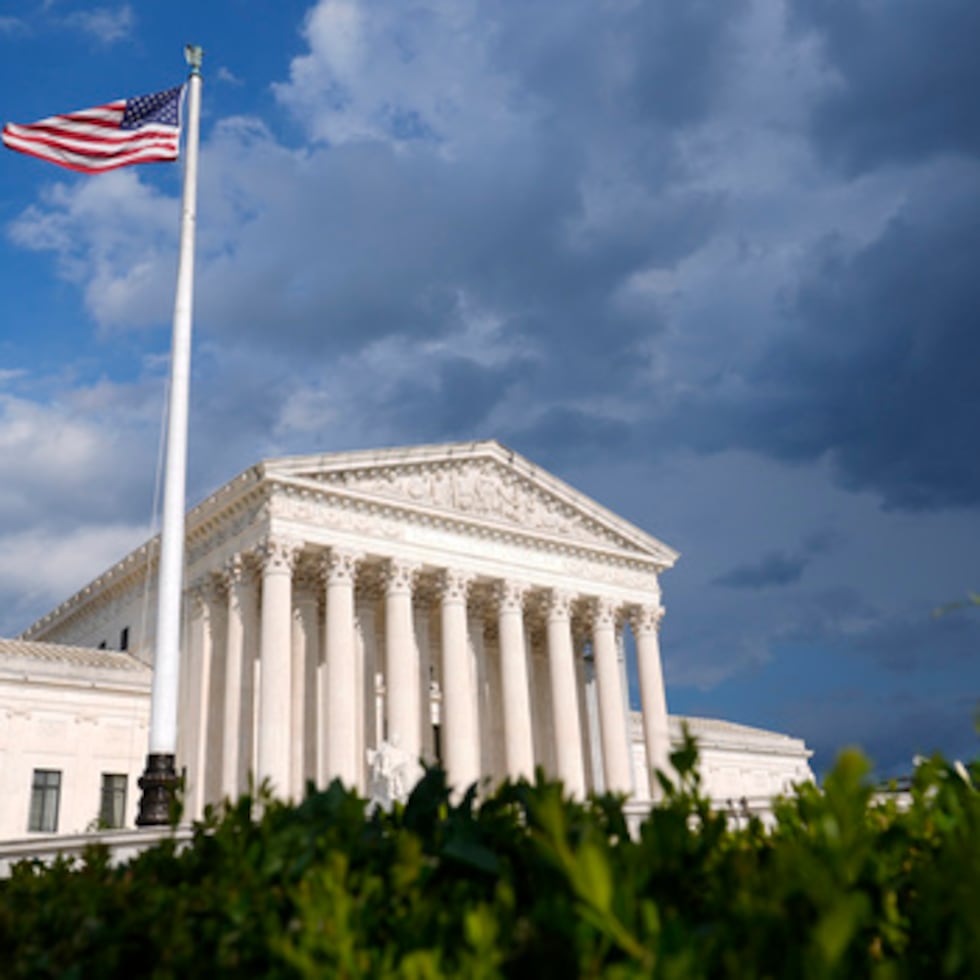 Los jueces de inmigración son empleados federales, y la cuestión central de la apelación es si pueden demandar para impugnar una política que restringe sus discursos públicos o si están obligados a utilizar un sistema de quejas separado para la fuerza laboral federal.