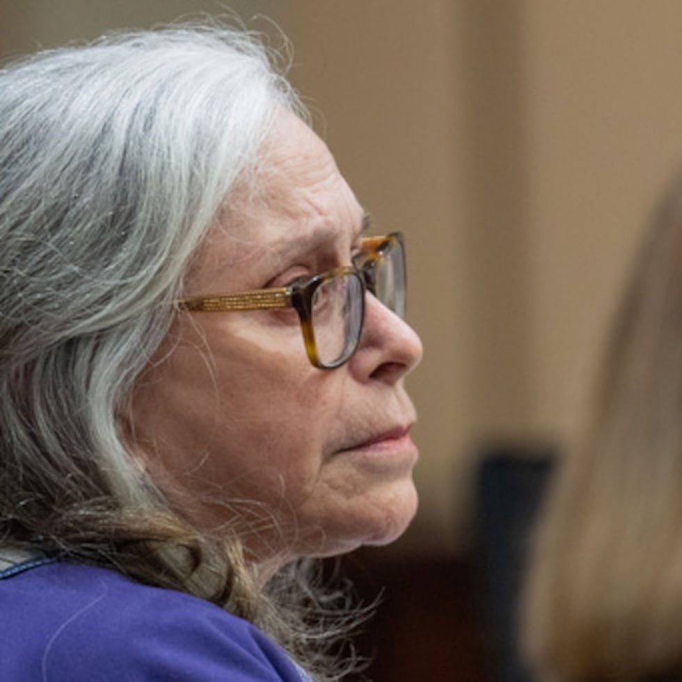 Donna Adelson escucha declaraciones en su juicio por el asesinato de Dan Markel.