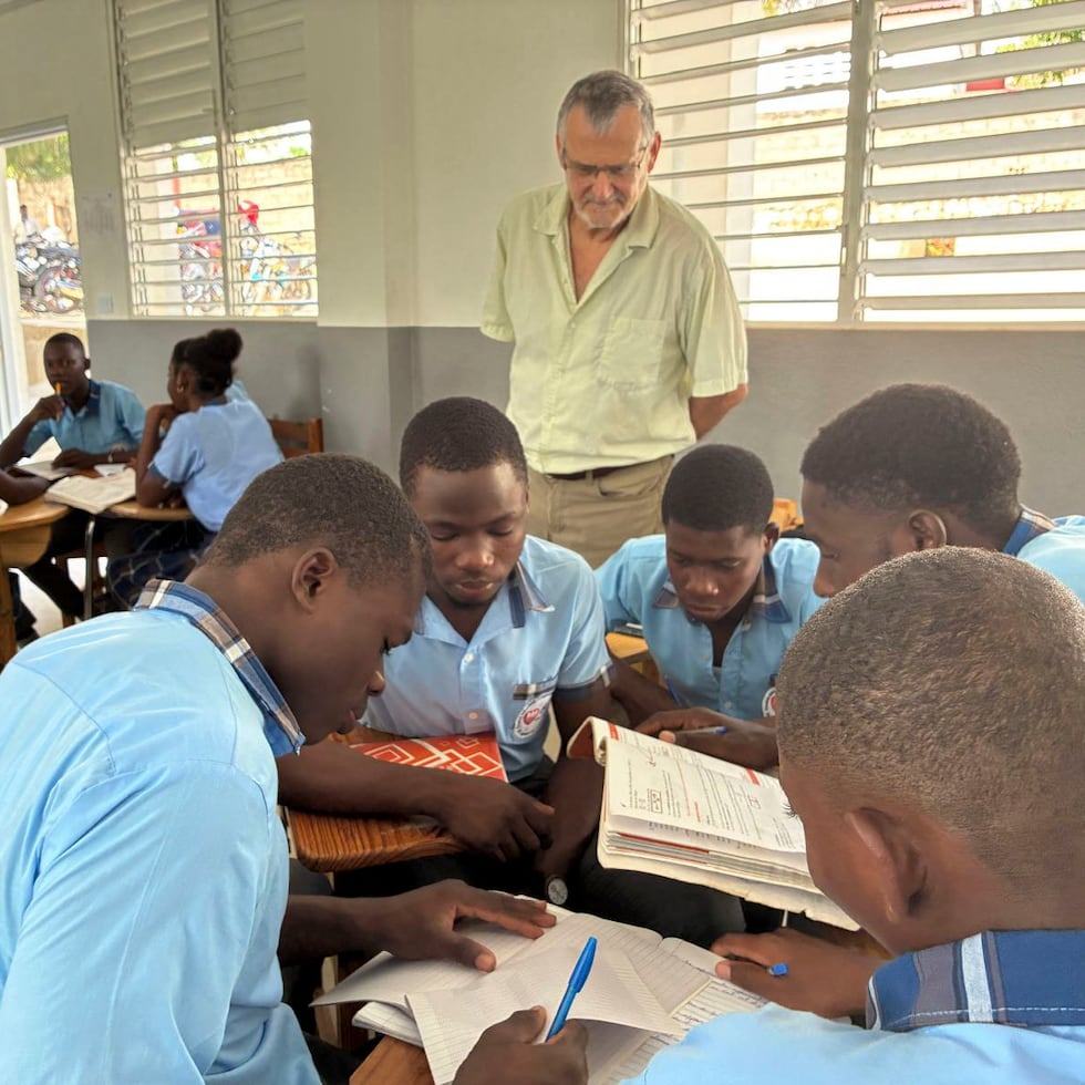 Cincuenta años después de enamorarse de las montañas haitianas, el psiquiatra Alan del Castillo Hime volvió a Haití en 2023, año el que conoce la Escuela San Ignacio de Oyola en la comunidad de Kanarí, al noreste de Haití.