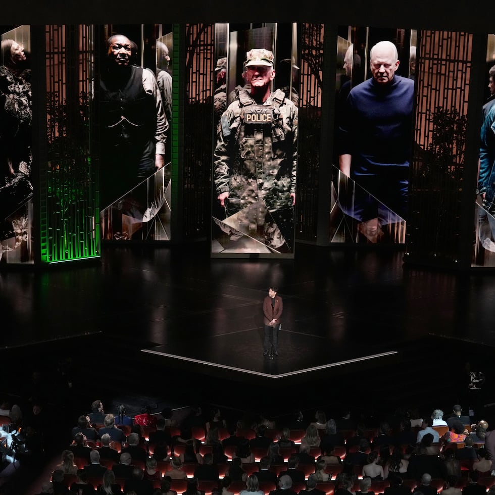 Kieran Culkin entrega el premio al mejor actor de reparto durante la ceremonia de los Oscar el domingo 15 de marzo de 2026 en el Teatro Dolby de Los Ángeles.