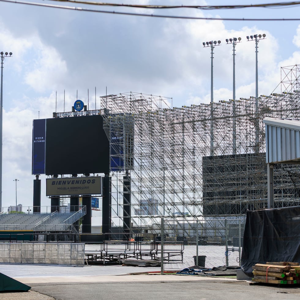 The concerts will be held at Hiram Bithorn Stadium, where preparations are underway.