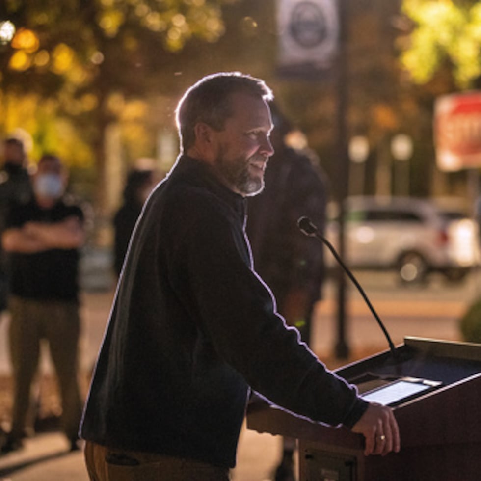 Según las normas de la ANCA, cuando los miembros de la Iglesia presentan una denuncia contra un clérigo, una junta de investigación determina si el asunto debe remitirse a un juicio eclesiástico.
