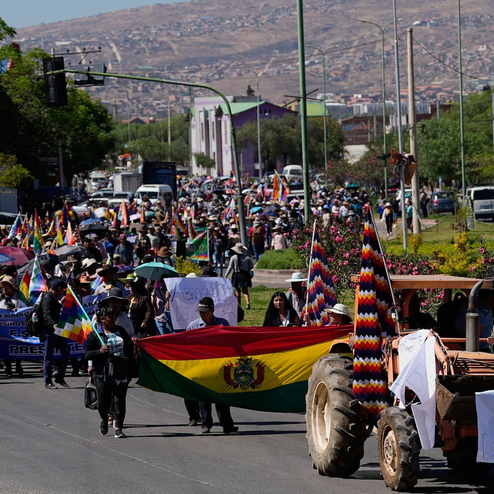 Manifestantes antigubernamentales marchan contra el aumento de los precios del diésel y la escasez de combustible en Cochabamba, Bolivia.