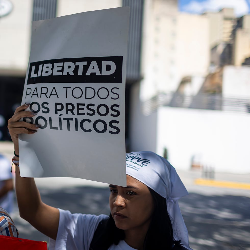 Después de que el Consejo Nacional Electoral (CNE), un organismo colegiado de mayoría oficialista, declaró a Nicolás Maduro ganador de los comicios presidenciales —en medio del cuestionamiento de la oposición y la comunidad internacional— sectores de oposición alegaron un fraude, lo que derivó en protestas callejeras, represión, arrestos y denuncias de violaciones a derechos humanos.