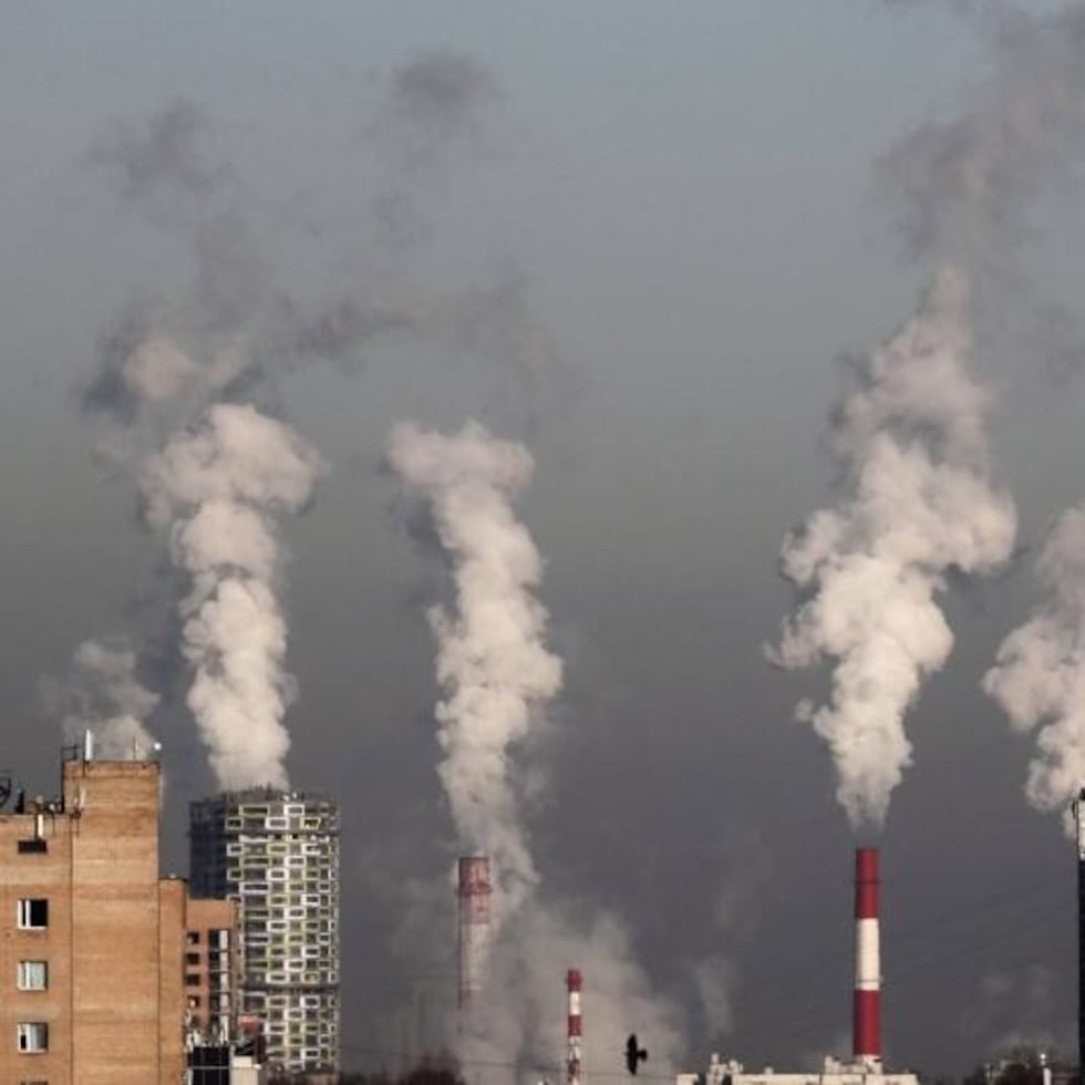 La calidad del aire podría deberse a emisiones de vehículos, la actividad industrial y la quema de leña.