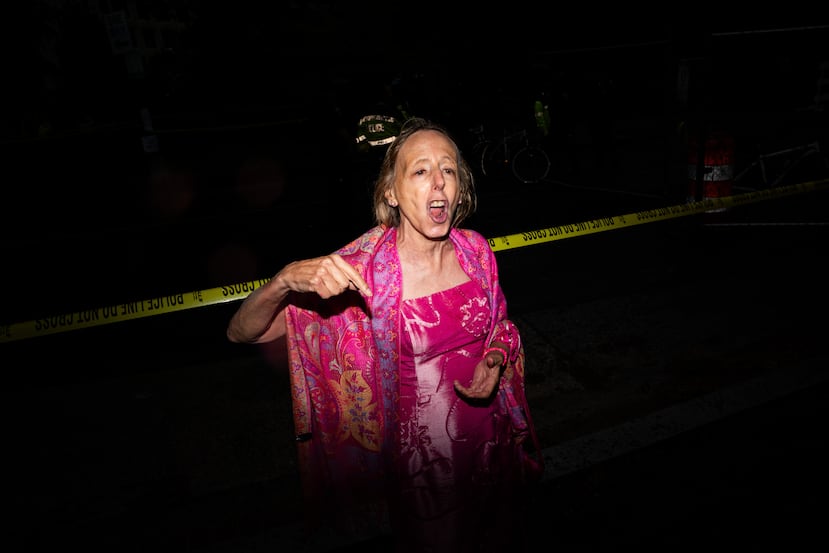 Medea Benjamin, cofundadora de Code Pink, habla con los medios tras ser expulsada de la cena de corresponsales de la Casa Blanca el sábado 25 de abril de 2026 en Washington. (Foto AP/Allison Robbert)