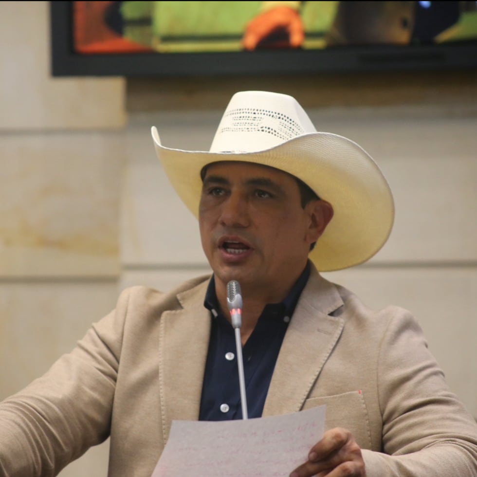 La Corte Suprema de Justicia de Colombia anunció este viernes que investiga penalmente al senador Josué Alirio Barrera, del partido de derecha Centro Democrático, por el presunto delito de acto sexual violento, por hechos que al parecer ocurrieron cuando se desempeñaba como gobernador del departamento de Casanare (2016-2019).