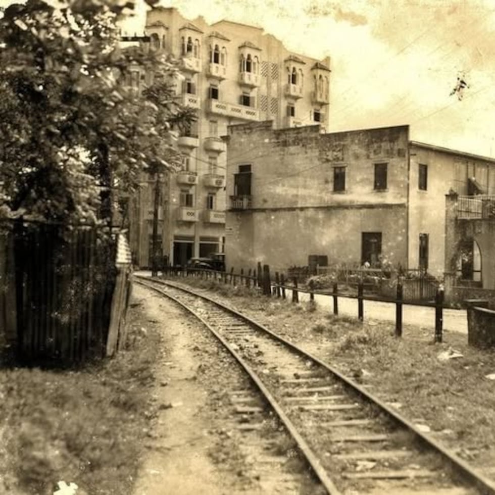 Antigua vía del tren en Río Piedras en la década de 1930. Hoy día es la avenida Gándara, intersección con la avenida Juan Ponce de León.