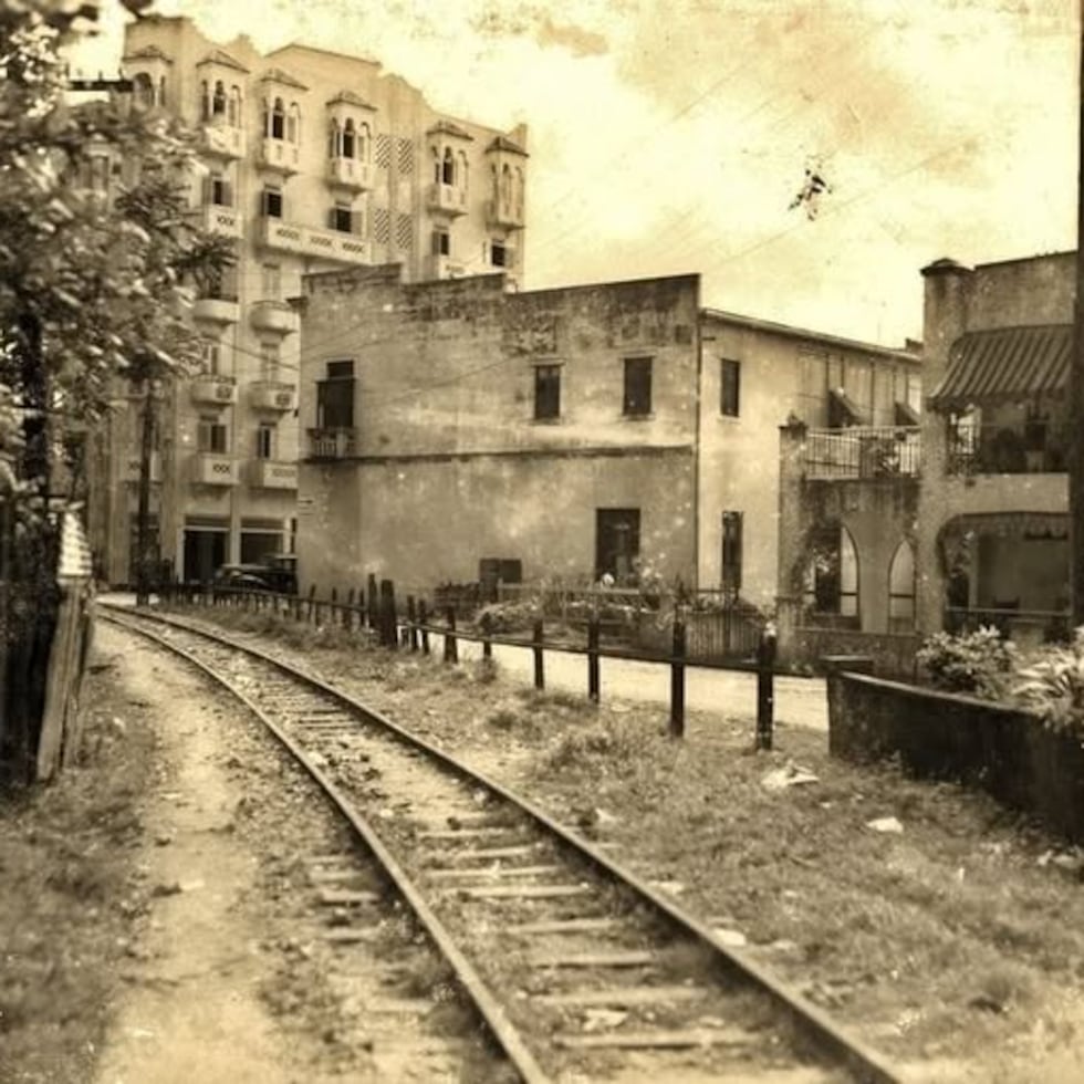 Este sistema de transportación pública operó durante la primera mitad del siglo XX, desde 1901 hasta 1946. Sus paradas estaban numeradas en secuencia, comenzando con la parada 1 en el Viejo San Juan y terminando con la parada 40 en el área de Río Piedras, escribe José Luis Nieto Mingo.