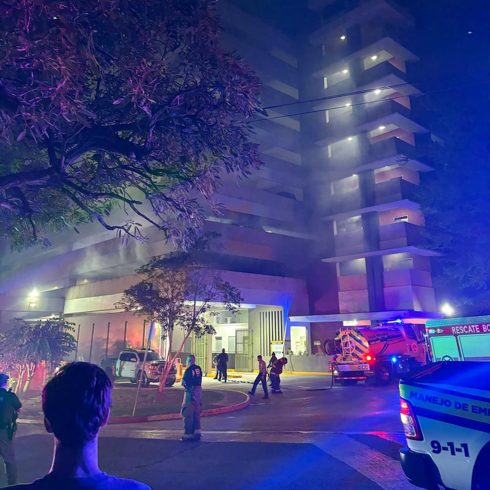 La imagen suministrada muestra humo cubriendo varios pisos de lo que, supuestamente, es un estacionamiento multipisos cerca de La Placita de Santurce.