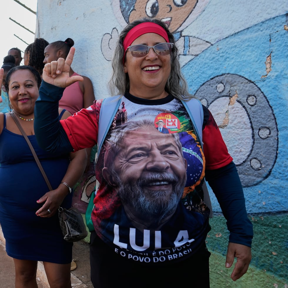 Una simpatizante del presidente Luiz Inácio Lula da Silva, quien busca la reelección, hace fila en un centro de votación durante la segunda vuelta de las elecciones presidenciales en Brasilia, Brasil, el domingo 25 de octubre de 2026. (Foto AP/Eraldo Peres)