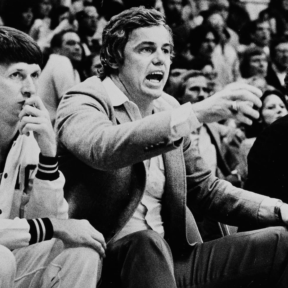 ARCHIVO - El entrenador principal de los Nuggets de Denver, Doug Moe (centro), dirige a su equipo desde la banca durante un partido de baloncesto de la NBA contra los Suns de Phoenix, el 21 de abril de 1982, en Denver.
