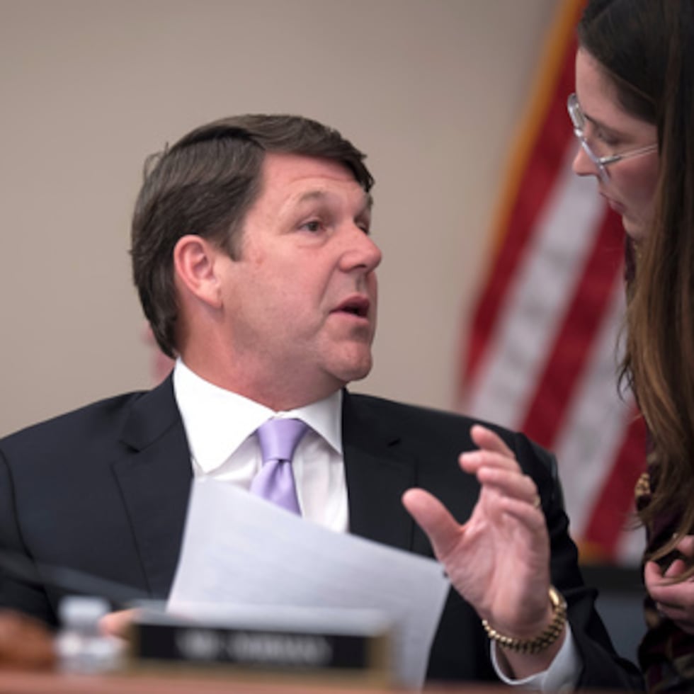 El presidente de la Comisión de Presupuestos de la Cámara de Representantes, Jodey Arrington, republicano por Texas, en el centro, habla con un asistente durante una sesión de revisión del proyecto de presupuesto para el ejercicio fiscal 2027, en el Capitolio de Washington, el jueves 16 de julio.