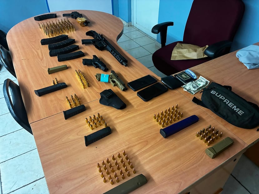 La Policía ocupó dos rifles, dos armas de fuego, municiones y dinero en efectivo durante la intervención.