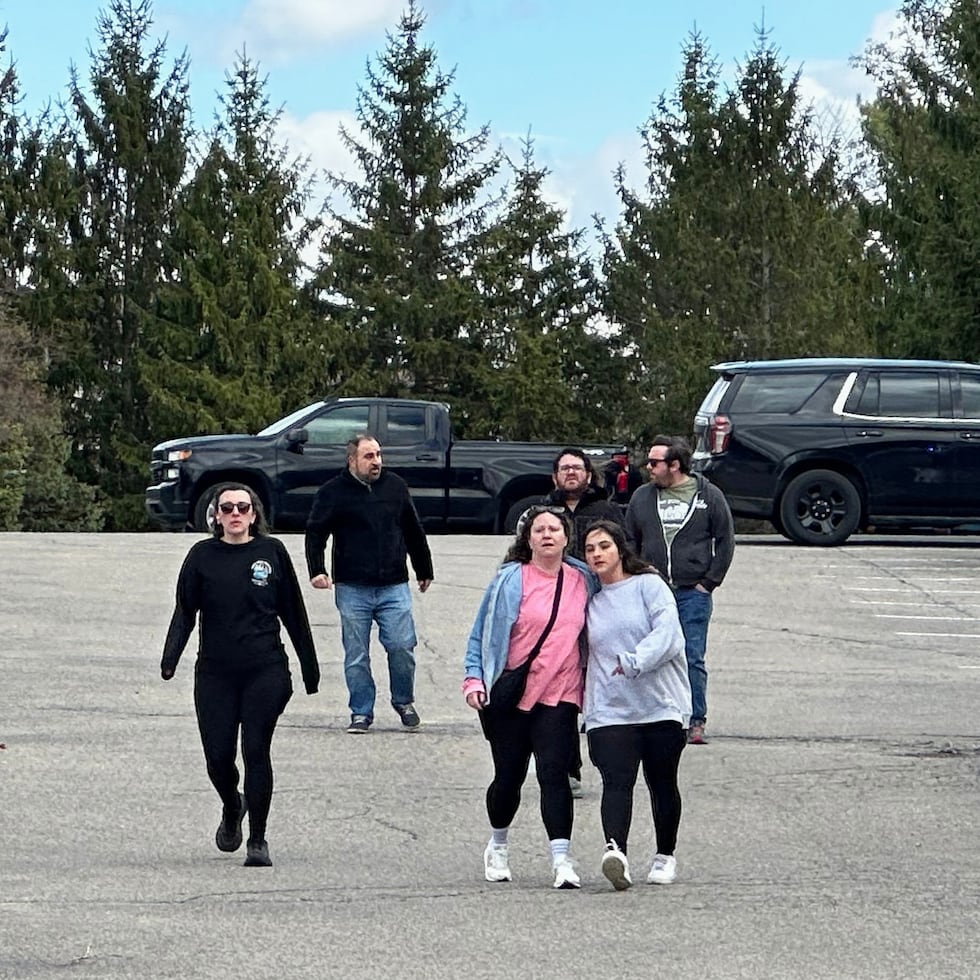 Desde el techo de la sinagoga se podía ver humo elevándose.