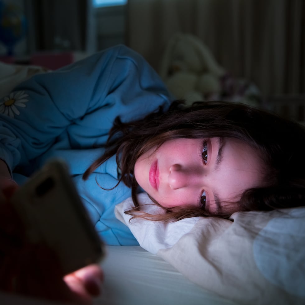 Según estudio, de jóvenes entre 13 y 15 años, mostró que los escolares cuyos padres prohíben el uso de teléfonos en los dormitorios, o su uso en la noche, llegan a dormir más de cuatro horas y media extra cada semana.