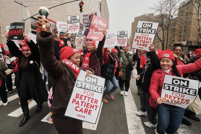 Enfermeras en huelga se manifiestan frente al Hospital Monte Sinaí, en Nueva York, el miércoles 14 de enero de 2026. (Foto AP/Richard Drew)