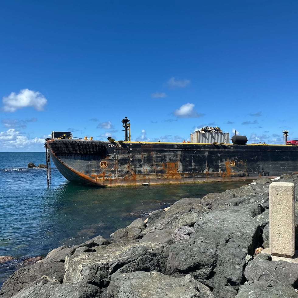 La barcaza había encallado el pasado 9 de febrero, después de que se partiera el cable del bote que la remolcaba cuando entraba a la bahía y una marejada la llevara al rompeolas frente al castillo San Felipe del Morro.