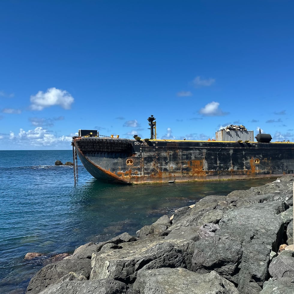 “Para hacer el intento de movimiento hay que esperar a que las condiciones marítimas estén más favorables y vamos a tener que esperar un período de mareas altas para que eso ayude al levantamiento”, explicó el portavoz de la Guardia Costera, Ricardo Castrodad, en llamada telefónica con El Nuevo Día.
