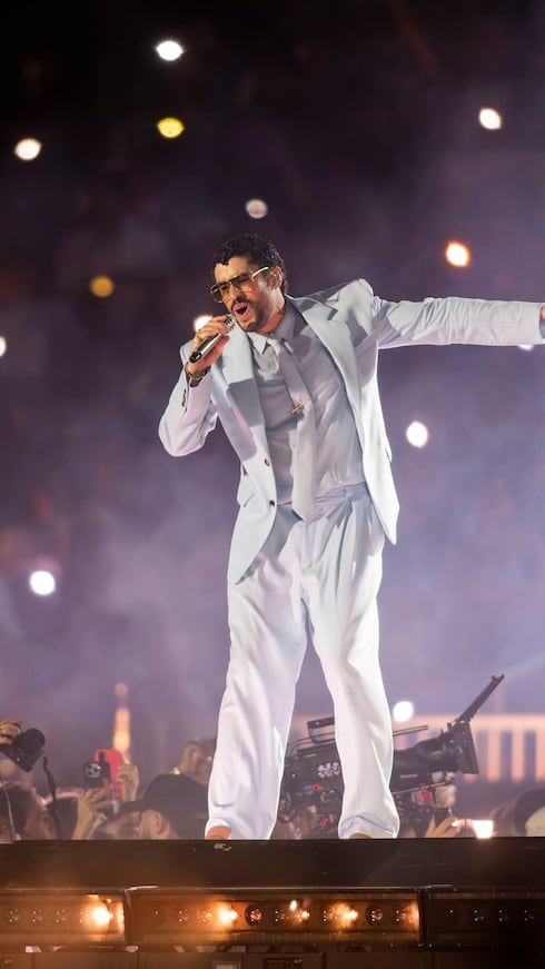 Bad Bunny no la cantaría limpia. La entraría susurrando, con dejadez melancólica, casi aburrido en el tráfico: “La vida es una cosa fenomenal, lo mismo pal de alante que pal de atrás, ey”. Luego vendría el golpe, escribe Luis Rafael Rivera.