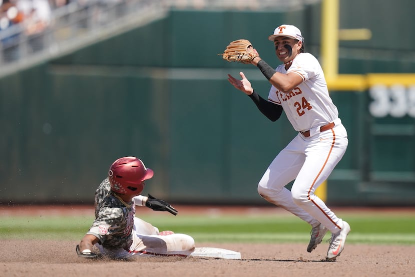 Adrian Rodríguez completando el out en segundo en el juego contra Alabama el lunes.