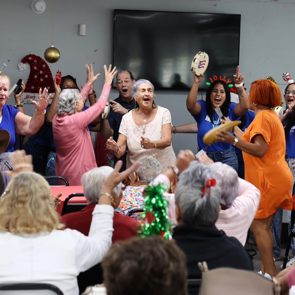 En el Día Internacional de los Voluntarios, la Fundación Triple-S movió a 1,000 empleados a los 78 municipios para impactar a cientos de adultos mayores. En la foto, participantes del centro comunal de Canóvanas.