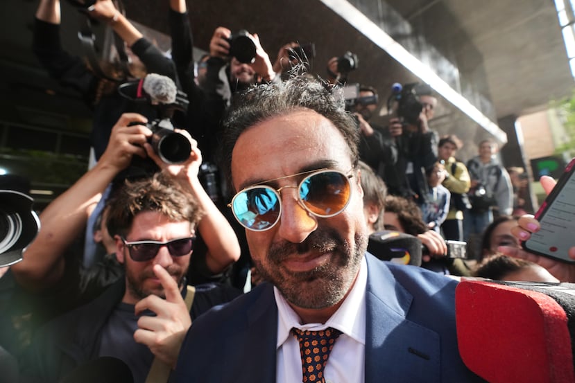 El médico Leopoldo Luque llega al juzgado para asistir a la primera jornada de su juicio junto al equipo médico que trató al exfutbolista Diego Maradona, acusado de presunto homicidio por negligencia.