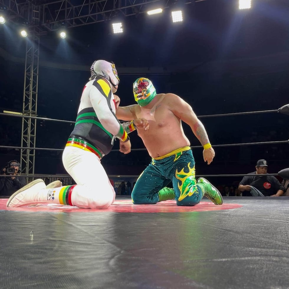 El luchador mexicano Hijo de Fishman (der.) durante un combate de lucha libre. El atleta fue detenido tras un incidente que provocó la muerte del árbitro Gerardo Germán Pineda.
